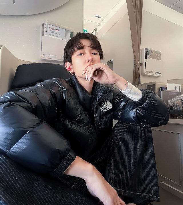 Potret Lucinta Luna tanpa makeup dengan potongan rambut pendek bak pria saat berada di kabin pesawat,