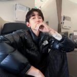 Potret Lucinta Luna tanpa makeup dengan potongan rambut pendek bak pria saat berada di kabin pesawat,