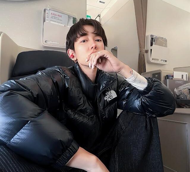 Potret Lucinta Luna tanpa makeup dengan potongan rambut pendek bak pria saat berada di kabin pesawat,