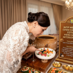 Kebersamaan Maia Estianty dan Irwan Mussry menyambut tamu dengan hangat dalam acara open house mewah di kediaman mereka yang elegan saat Lebaran 2026