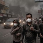 Ilustrasi warga memakai masker N95 saat fenomena harga masker melonjak akibat abu vulkanik Anak Krakatau